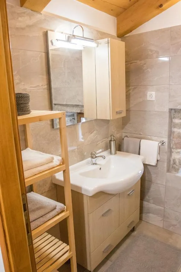 New Renovated Stone House Apartment Gracisce