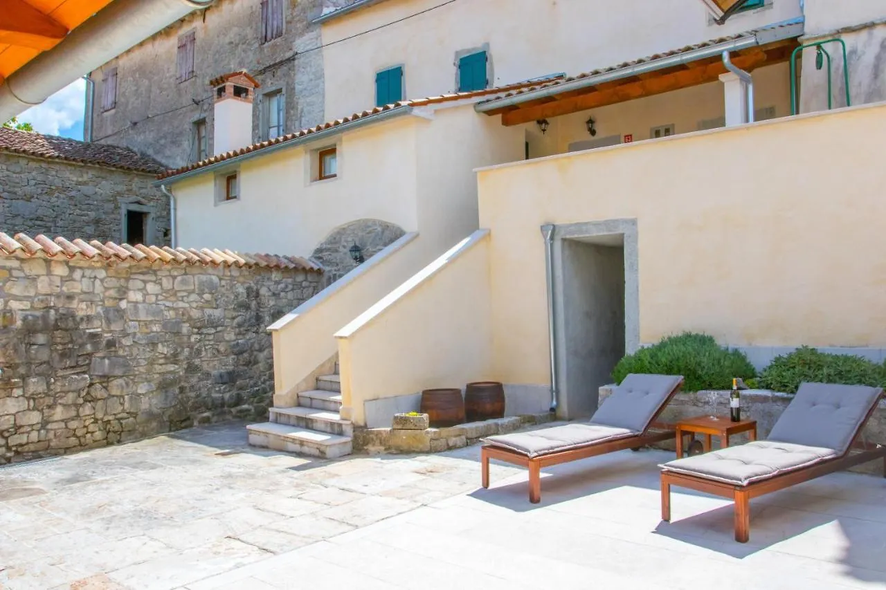 New Renovated Stone House Apartment Gracisce
