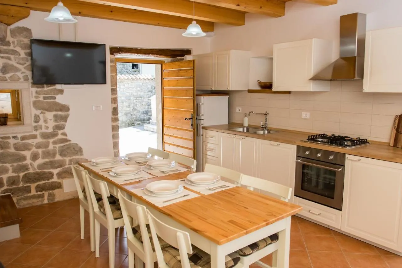 New Renovated Stone House Apartment Gracisce